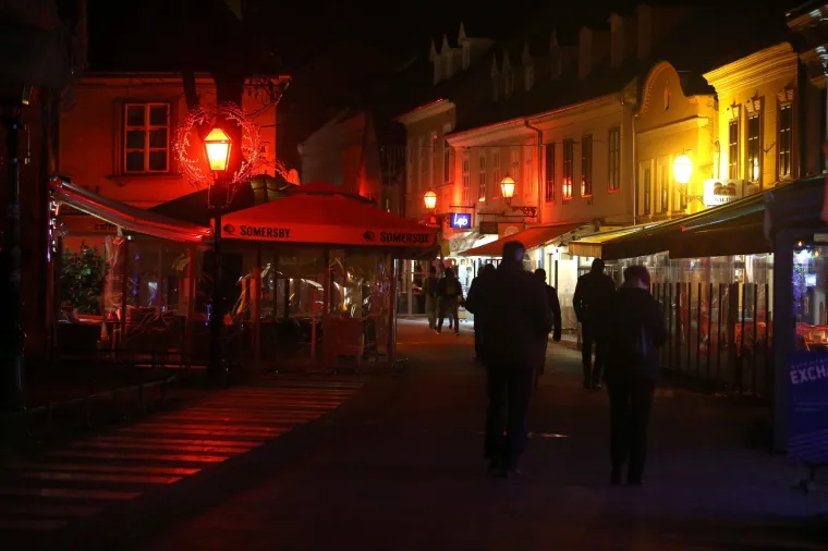 U Tkalčićevoj postavljena crvena rasvjeta