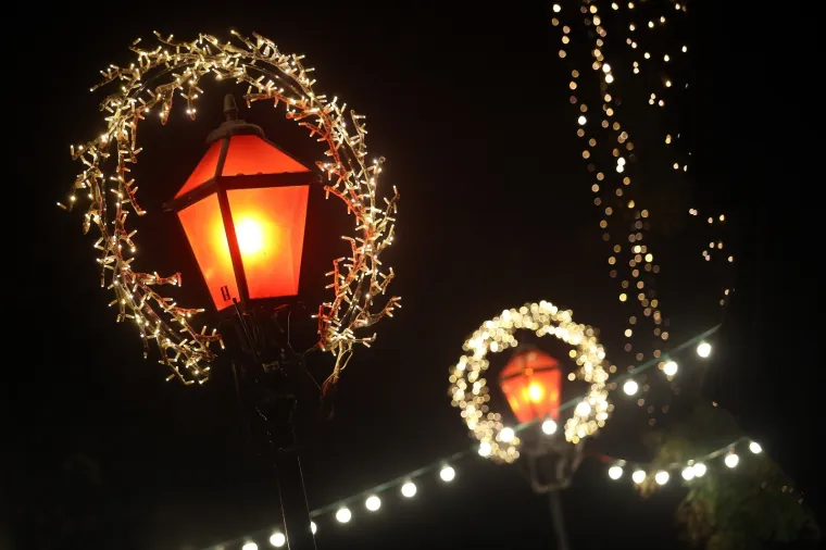 U Tkalčićevoj postavljena crvena rasvjeta