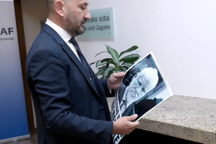 ZEKANOVIĆEV PERFORMANS U SABORU: Donio sliku Slobodana Praljka pa pored nje zapalio svijeću