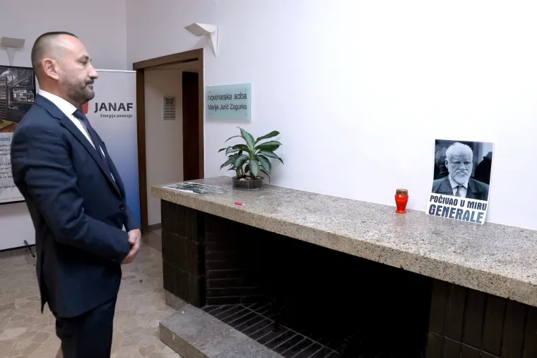 ZEKANOVIĆEV PERFORMANS U SABORU: Donio sliku Slobodana Praljka pa pored nje zapalio svijeću