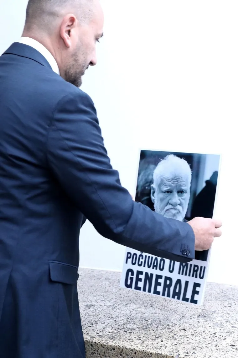 ZEKANOVIĆEV PERFORMANS U SABORU: Donio sliku Slobodana Praljka pa pored nje zapalio svijeću