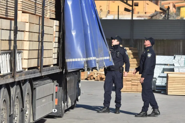 MIGRANTI ISKOČILI IZ KAMIONA U &Scaron;IBENIKU: Traži ih policija