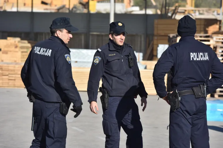 MIGRANTI ISKOČILI IZ KAMIONA U &Scaron;IBENIKU: Traži ih policija