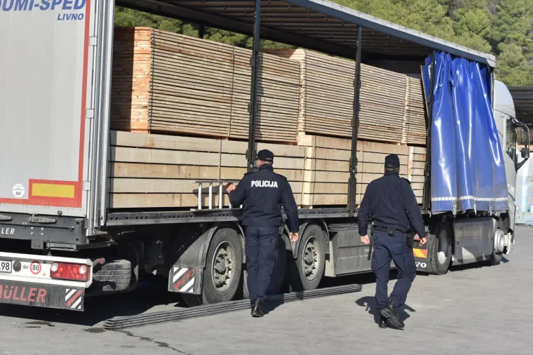 MIGRANTI ISKOČILI IZ KAMIONA U &Scaron;IBENIKU: Traži ih policija