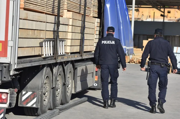 MIGRANTI ISKOČILI IZ KAMIONA U &Scaron;IBENIKU: Traži ih policija