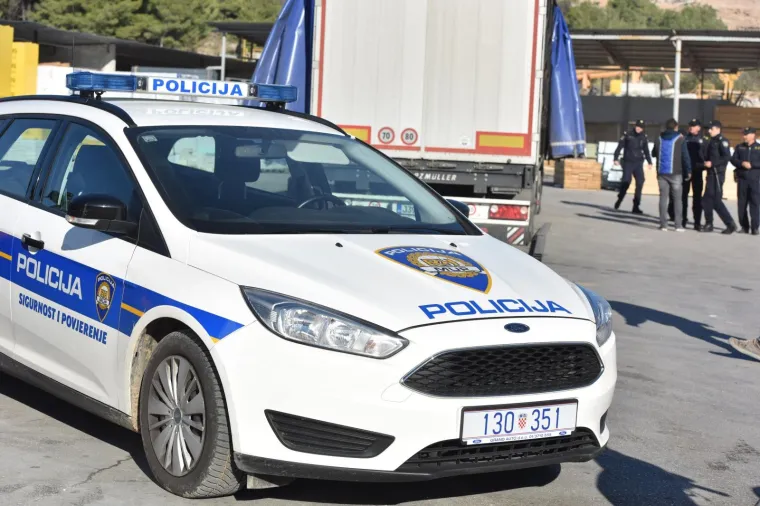 MIGRANTI ISKOČILI IZ KAMIONA U &Scaron;IBENIKU: Traži ih policija