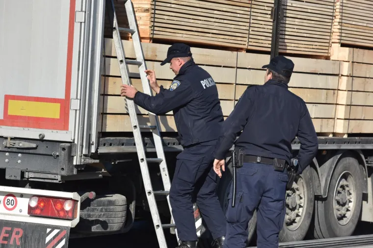 MIGRANTI ISKOČILI IZ KAMIONA U &Scaron;IBENIKU: Traži ih policija