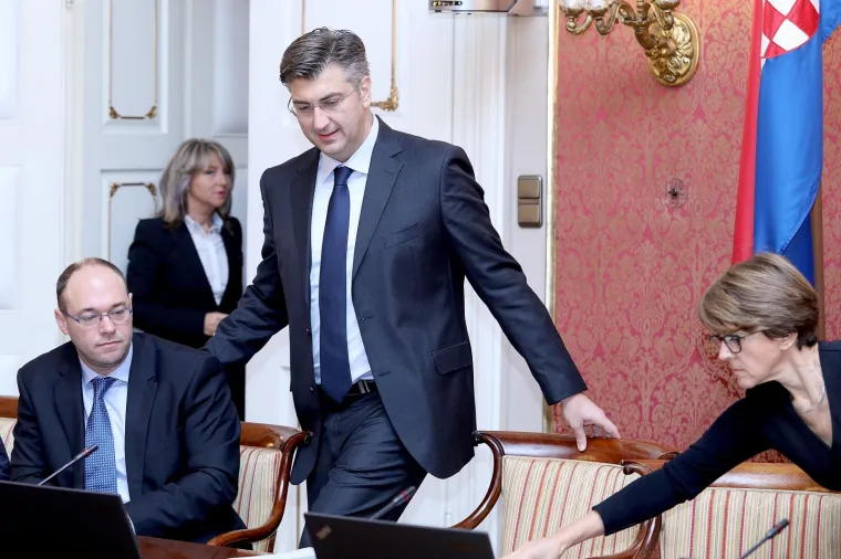 UN-ova dijeta, Keto dijeta, Dukanova dijeta, Atkinsova dijeta, Paleo dijeta, sve su te dijete pale u zaborav otkad se pojavila - liposukcijska dijeta. Jer ona dozvoljava da jedete i &scaron;pek i kulenovu seku i svejedno izgubite 10 posto tjelesne težine u 14 dana. Kažu kako svoju novu vitkiju figuru i predsjednica Republike duguje upravo liposukcijskoj dijeti, a velikim gubitkom kilograma pohvalili su se i brojne druge poznate ličnosti, a čak se nagađalo da se i premijer podvrgnuo tome. No on tvrdi da je za sve zaslužna promjena prehrambenih navika. Tko se bolje 'utegnuo', prosudite sami