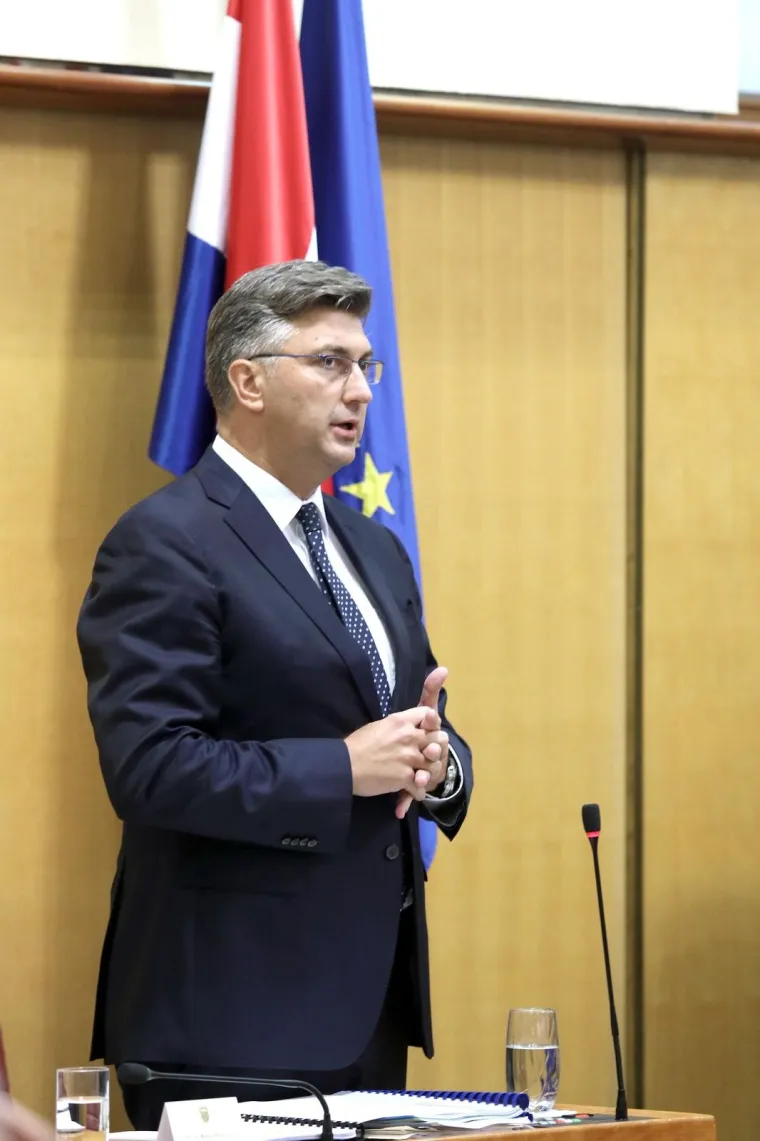 Od kolovoza do studenog ove godine premijer Andrej Plenković smr&scaron;avio je 17 kilograma te se mnogi pitaju kako mu je to po&scaron;lo za rukom. Čak se u kuloarima pričalo da je skinuo kilograme uz pomoć apukunture. No, u Vladi su rekli kako je riječ samo o promjeni prehrambenih navika.