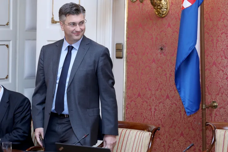 Od kolovoza do studenog ove godine premijer Andrej Plenković smr&scaron;avio je 17 kilograma te se mnogi pitaju kako mu je to po&scaron;lo za rukom. Čak se u kuloarima pričalo da je skinuo kilograme uz pomoć apukunture. No, u Vladi su rekli kako je riječ samo o promjeni prehrambenih navika.