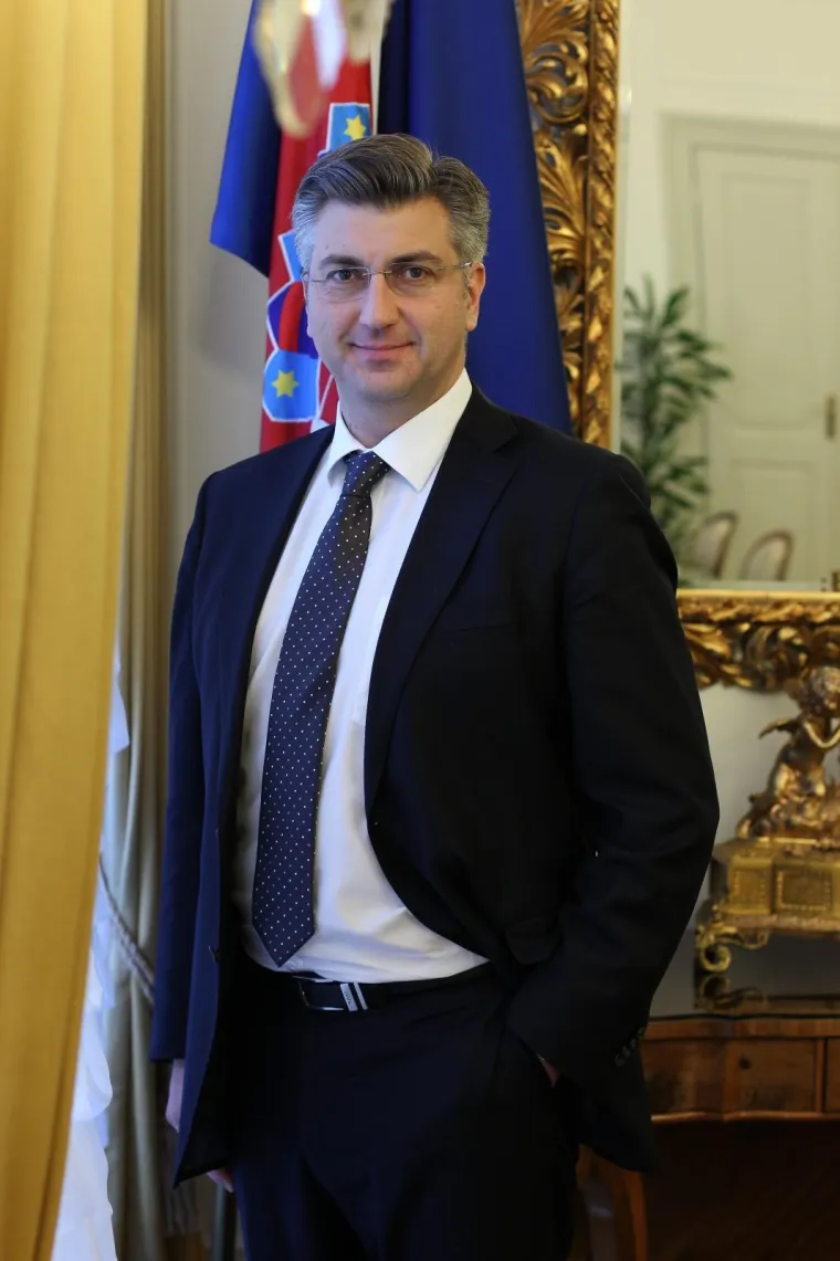 Od kolovoza do studenog ove godine premijer Andrej Plenković smr&scaron;avio je 17 kilograma te se mnogi pitaju kako mu je to po&scaron;lo za rukom. Čak se u kuloarima pričalo da je skinuo kilograme uz pomoć apukunture. No, u Vladi su rekli kako je riječ samo o promjeni prehrambenih navika.