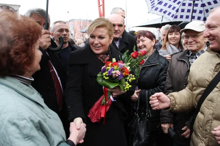 UN-ova dijeta, Keto dijeta, Dukanova dijeta, Atkinsova dijeta, Paleo dijeta, sve su te dijete pale u zaborav otkad se pojavila - liposukcijska dijeta. Jer ona dozvoljava da jedete i &scaron;pek i kulenovu seku i svejedno izgubite 10 posto tjelesne težine u 14 dana. Kažu kako svoju novu vitkiju figuru i predsjednica Republike duguje upravo liposukcijskoj dijeti, a velikim gubitkom kilograma pohvalili su se i brojne druge poznate ličnosti, a čak se nagađalo da se i premijer podvrgnuo tome. No on tvrdi da je za sve zaslužna promjena prehrambenih navika. Tko se bolje 'utegnuo', prosudite sami.