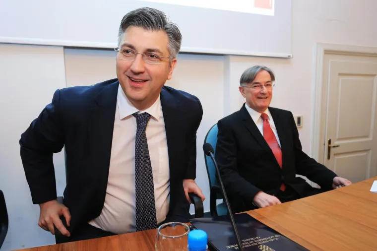 Od kolovoza do studenog ove godine premijer Andrej Plenković smr&scaron;avio je 17 kilograma te se mnogi pitaju kako mu je to po&scaron;lo za rukom. Čak se u kuloarima pričalo da je skinuo kilograme uz pomoć apukunture. No, u Vladi su rekli kako je riječ samo o promjeni prehrambenih navika.