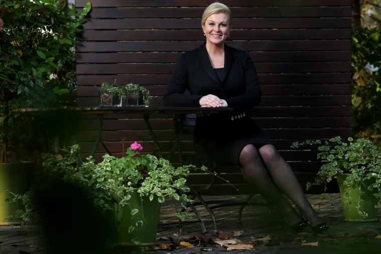 UN-ova dijeta, Keto dijeta, Dukanova dijeta, Atkinsova dijeta, Paleo dijeta, sve su te dijete pale u zaborav otkad se pojavila - liposukcijska dijeta. Jer ona dozvoljava da jedete i &scaron;pek i kulenovu seku i svejedno izgubite 10 posto tjelesne težine u 14 dana. Kažu kako svoju novu vitkiju figuru i predsjednica Republike duguje upravo liposukcijskoj dijeti, a velikim gubitkom kilograma pohvalili su se i brojne druge poznate ličnosti, a čak se nagađalo da se i premijer podvrgnuo tome. No on tvrdi da je za sve zaslužna promjena prehrambenih navika. Tko se bolje 'utegnuo', prosudite sami.