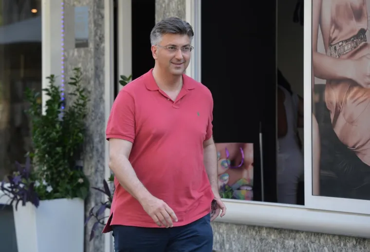 Od kolovoza do studenog ove godine premijer Andrej Plenković smr&scaron;avio je 17 kilograma te se mnogi pitaju kako mu je to po&scaron;lo za rukom. Čak se u kuloarima pričalo da je skinuo kilograme uz pomoć apukunture. No, u Vladi su rekli kako je riječ samo o promjeni prehrambenih navika.