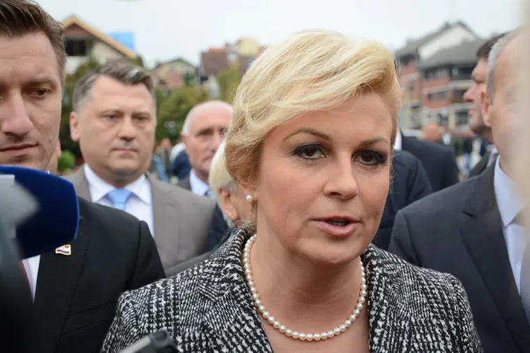 UN-ova dijeta, Keto dijeta, Dukanova dijeta, Atkinsova dijeta, Paleo dijeta, sve su te dijete pale u zaborav otkad se pojavila - liposukcijska dijeta. Jer ona dozvoljava da jedete i &scaron;pek i kulenovu seku i svejedno izgubite 10 posto tjelesne težine u 14 dana. Kažu kako svoju novu vitkiju figuru i predsjednica Republike duguje upravo liposukcijskoj dijeti, a velikim gubitkom kilograma pohvalili su se i brojne druge poznate ličnosti, a čak se nagađalo da se i premijer podvrgnuo tome. No on tvrdi da je za sve zaslužna promjena prehrambenih navika. Tko se bolje 'utegnuo', prosudite sami.