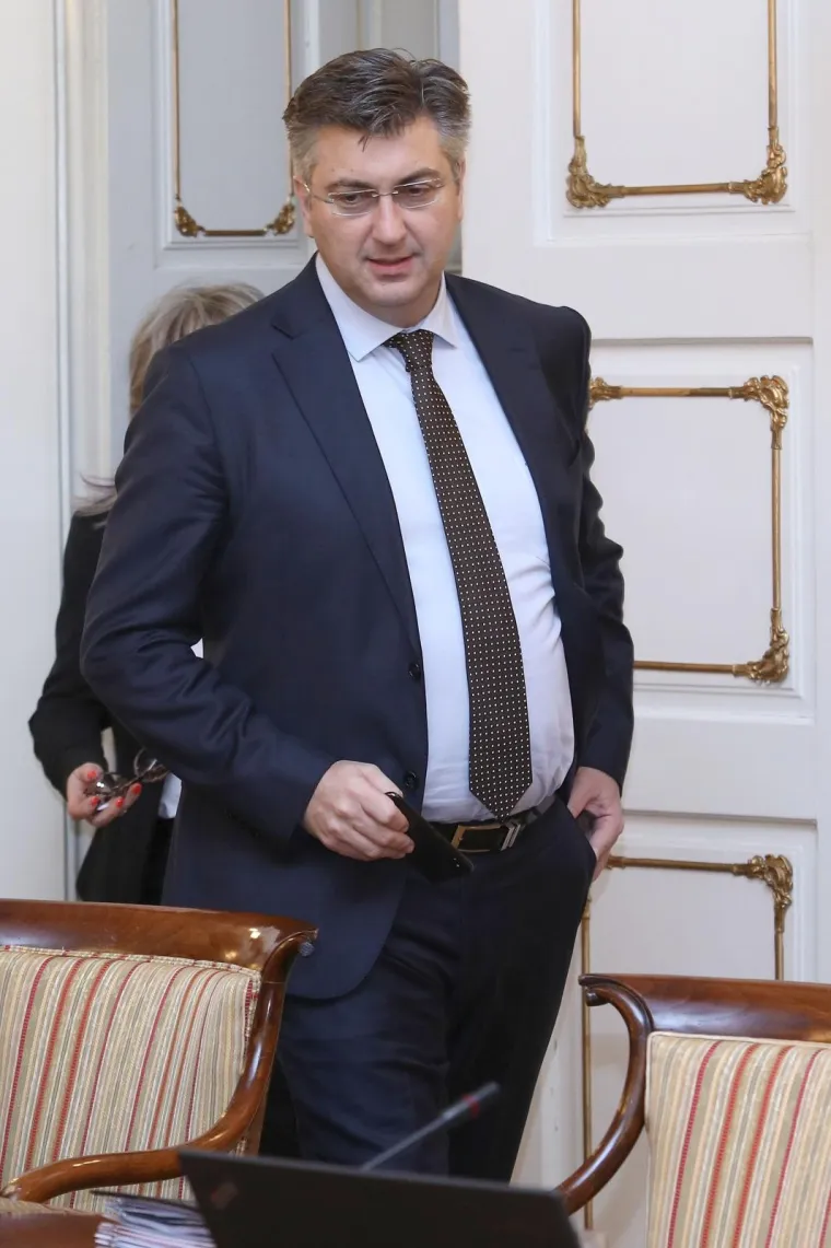 Od kolovoza do studenog ove godine premijer Andrej Plenković smr&scaron;avio je 17 kilograma te se mnogi pitaju kako mu je to po&scaron;lo za rukom. Čak se u kuloarima pričalo da je skinuo kilograme uz pomoć apukunture. No, u Vladi su rekli kako je riječ samo o promjeni prehrambenih navika.