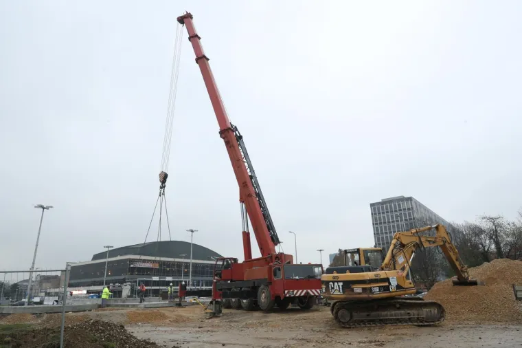 Radovi na križanju Ulice grada Vukovara i Ulice Hrvatske bratske zajednice u Zagrebu u punom su jeku.