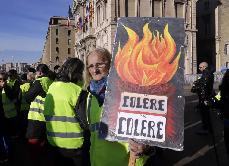 Rat na ulicama Francuske zbog cijena goriva: Žestok sukob policije i 'žutih prsluka'