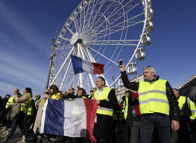 Rat na ulicama Francuske zbog cijena goriva: Žestok sukob policije i 'žutih prsluka'