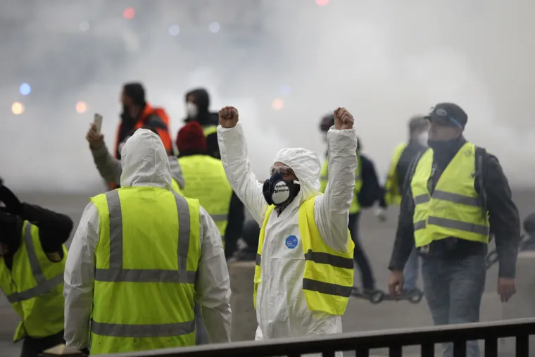 Rat na ulicama Francuske zbog cijena goriva: Žestok sukob policije i 'žutih prsluka'