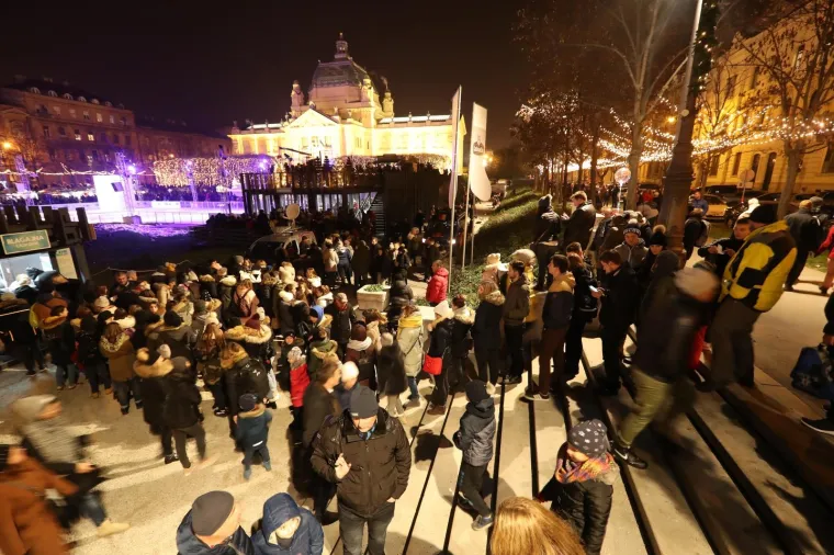 Otvoren Advent u Zagrebu: Pogledajte bajkovite prizore s Tomislavca