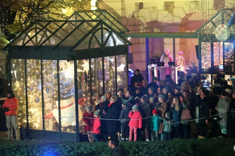 Otvoren Advent u Zagrebu: Pogledajte bajkovite prizore s Tomislavca
