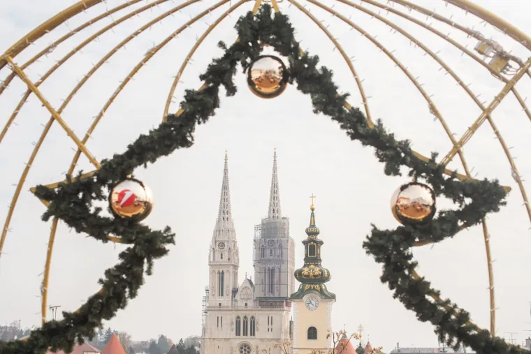 Gužve već prvi dan: Pogledajte &scaron;to ove godine možete vidjeti, jesti i piti na zagrebačkom Adventu