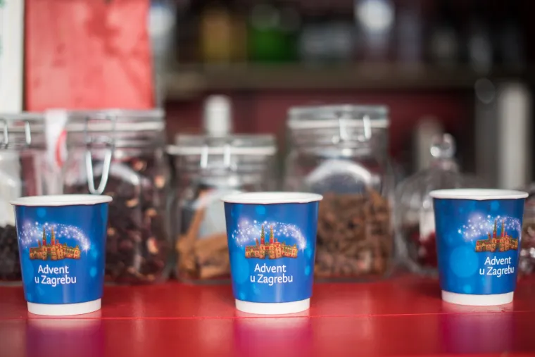 Gužve već prvi dan: Pogledajte &scaron;to ove godine možete vidjeti, jesti i piti na zagrebačkom Adventu