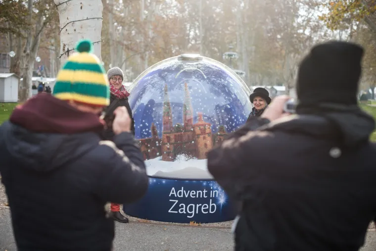 Gužve već prvi dan: Pogledajte &scaron;to ove godine možete vidjeti, jesti i piti na zagrebačkom Adventu
