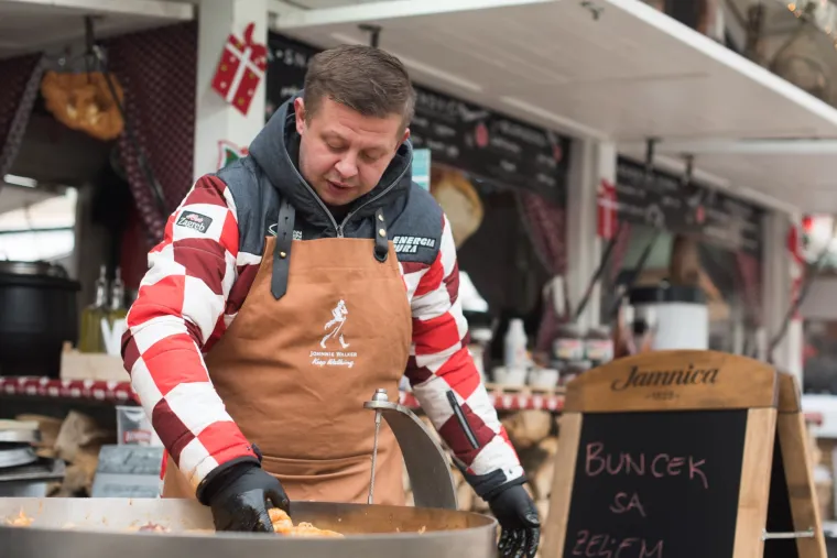 Gužve već prvi dan: Pogledajte &scaron;to ove godine možete vidjeti, jesti i piti na zagrebačkom Adventu