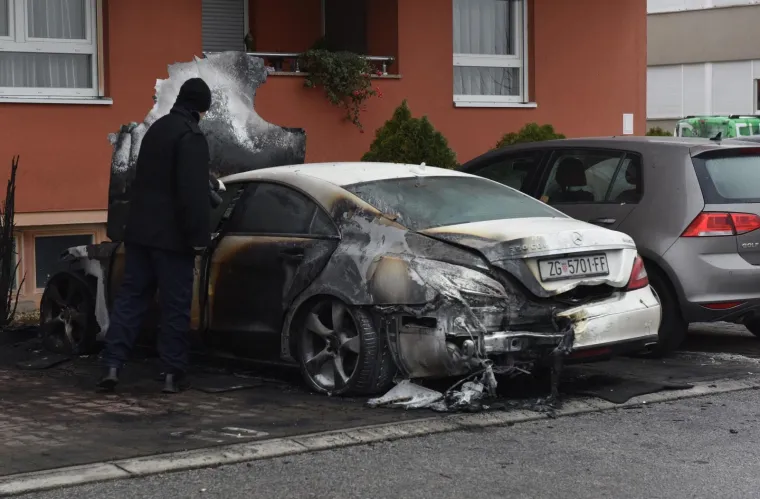 Izgorjeli automobili na parkirali&scaron;tu u Novom Zagrebu