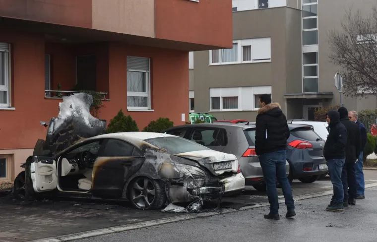 Izgorjeli automobili na parkirali&scaron;tu u Novom Zagrebu