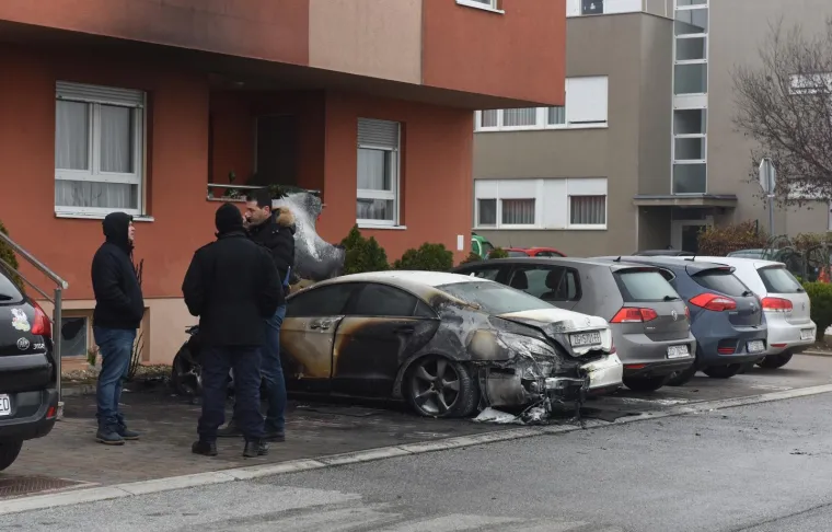 U Masleničkoj ulici kod kućnog broja 42 u Velikom Polju izgorio je Mercedes zagrebačkih registarskih oznaka. Požar s Mercedesa se pro&scaron;irio i na susjedni automobil, marke Volkswagen Golf.