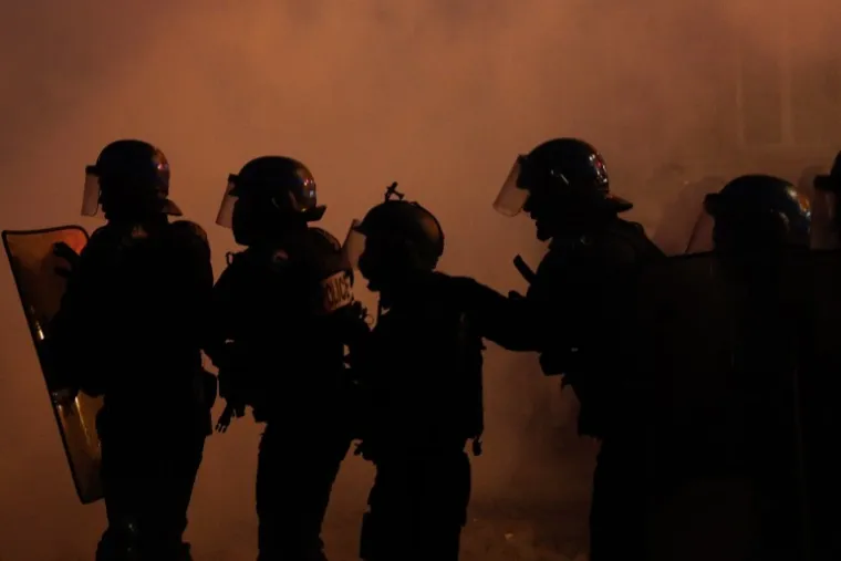 Ozlijeđena su šestorica policajaca i 14 prosvjednika, objavila je pariška policija.