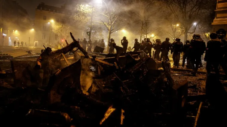Već trećeg vikenda traju neredi u Parizu. Prosvjednici pokreta "žutih prsluka" protestiraju zbog povišenja cijena goriva i visokih troškova života.