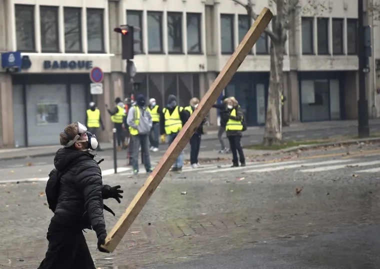 OVI LJUDI NE KUKAJU U BIRTIJI I NA FEJSU: Francuzima digli cijene goriva i životnih tro&scaron;kova, evo kako je to pro&scaron;lo