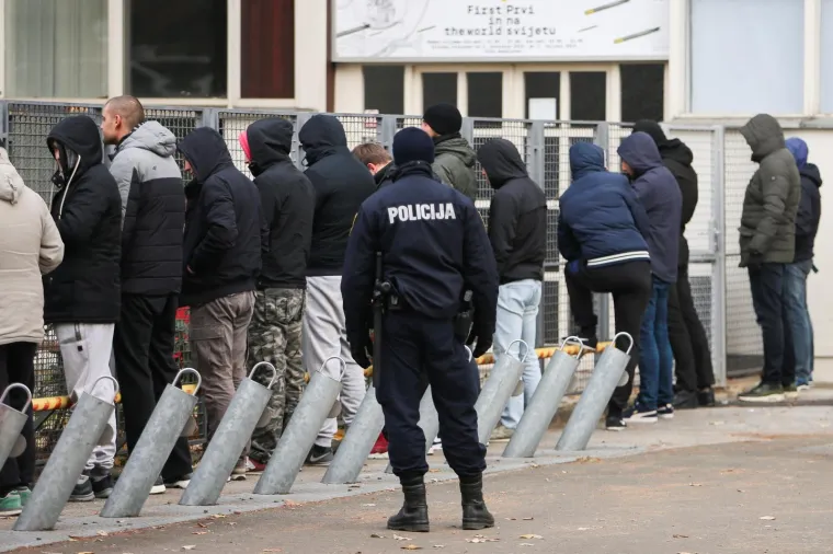 Na Savskoj cesti, ispred Tehnickog muzeja, policija je privela vecu skupinu ljudi.