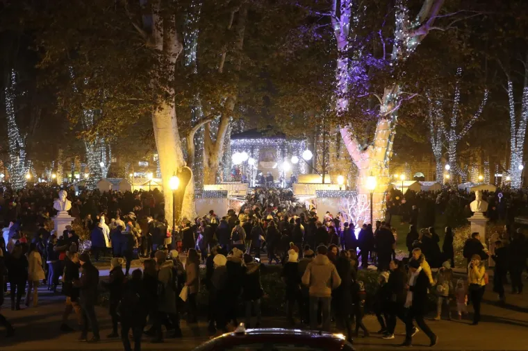 POČELA JE ZAGREBAČKA BOŽIĆNA ČAROLIJA: Advent svečano otvoren paljenjem lampica na Zrinjevcu