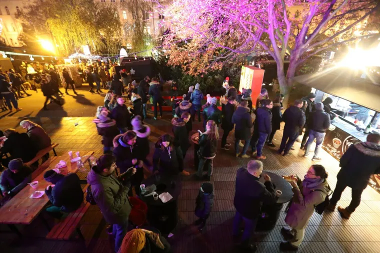 POČELA JE ZAGREBAČKA BOŽIĆNA ČAROLIJA: Advent svečano otvoren paljenjem lampica na Zrinjevcu