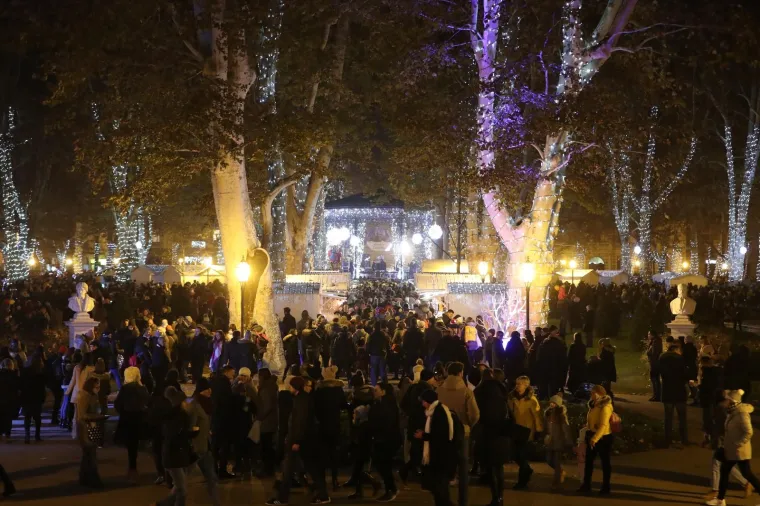 POČELA JE ZAGREBAČKA BOŽIĆNA ČAROLIJA: Advent svečano otvoren paljenjem lampica na Zrinjevcu