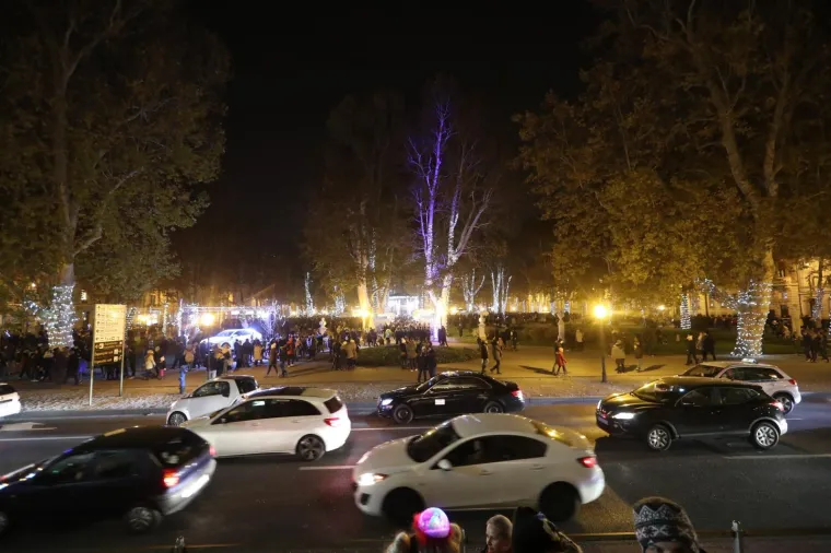 POČELA JE ZAGREBAČKA BOŽIĆNA ČAROLIJA: Advent svečano otvoren paljenjem lampica na Zrinjevcu
