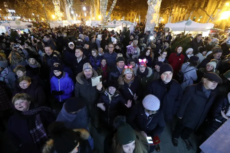 POČELA JE ZAGREBAČKA BOŽIĆNA ČAROLIJA: Advent svečano otvoren paljenjem lampica na Zrinjevcu