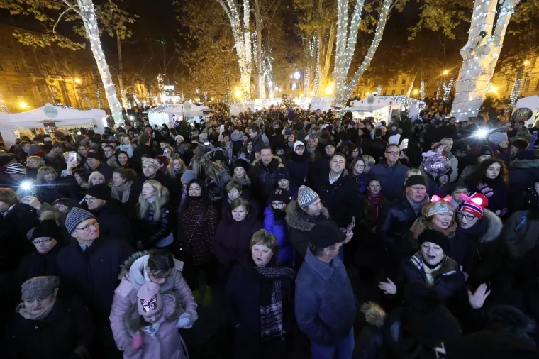 POČELA JE ZAGREBAČKA BOŽIĆNA ČAROLIJA: Advent svečano otvoren paljenjem lampica na Zrinjevcu