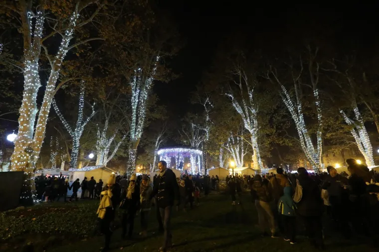 POČELA JE ZAGREBAČKA BOŽIĆNA ČAROLIJA: Advent svečano otvoren paljenjem lampica na Zrinjevcu