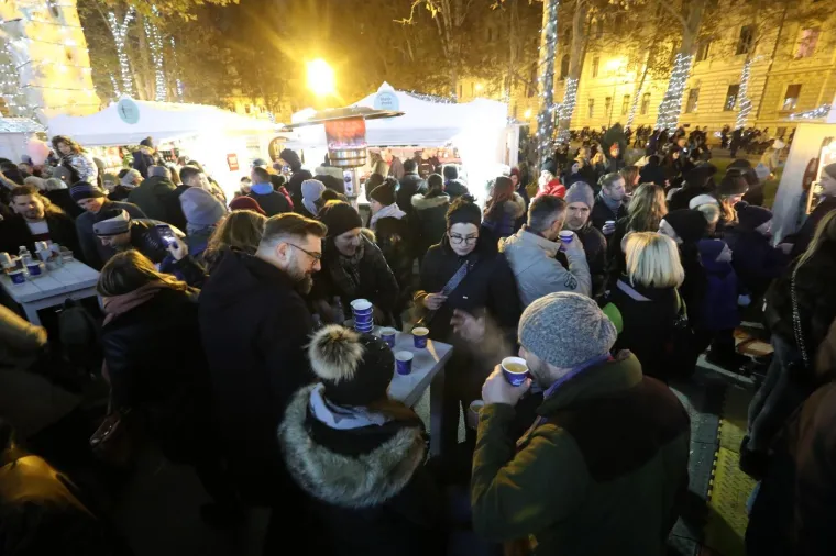 POČELA JE ZAGREBAČKA BOŽIĆNA ČAROLIJA: Advent svečano otvoren paljenjem lampica na Zrinjevcu