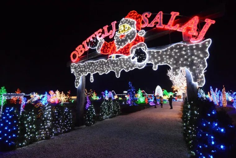 OBITELJ SALAJ OVE GODINE NADMA&Scaron;ILA SAMU SEBE: Božićna priča zabljesnula s rekordnih 4 milijuna lampica