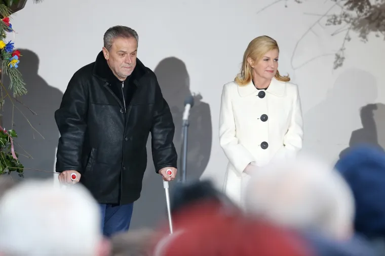 Predsjednica Kolinda Grabar-Kitarović i gradonačelnik Milan Bandić otvorili Advent na Prekrižju