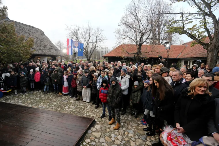 Predsjednica Kolinda Grabar-Kitarović i gradonačelnik Milan Bandić otvorili Advent na Prekrižju