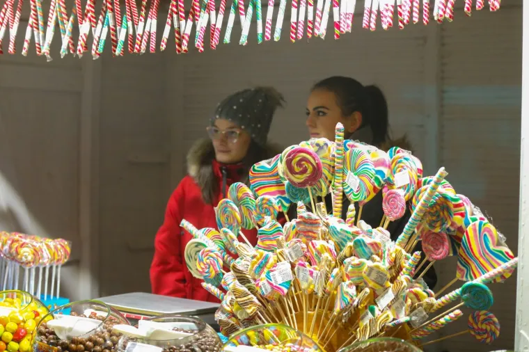Spektakl u Hrvatskoj već je počeo: Pogledajte kako je izgledalo otvaranje Adventa u Osijeku i Zadru